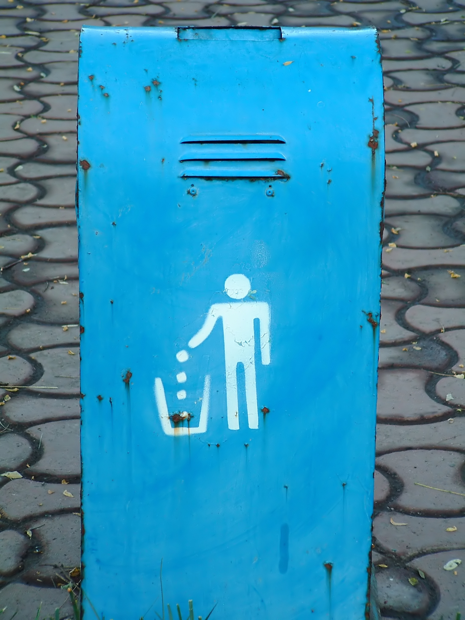 garbage collect sign on dustbin